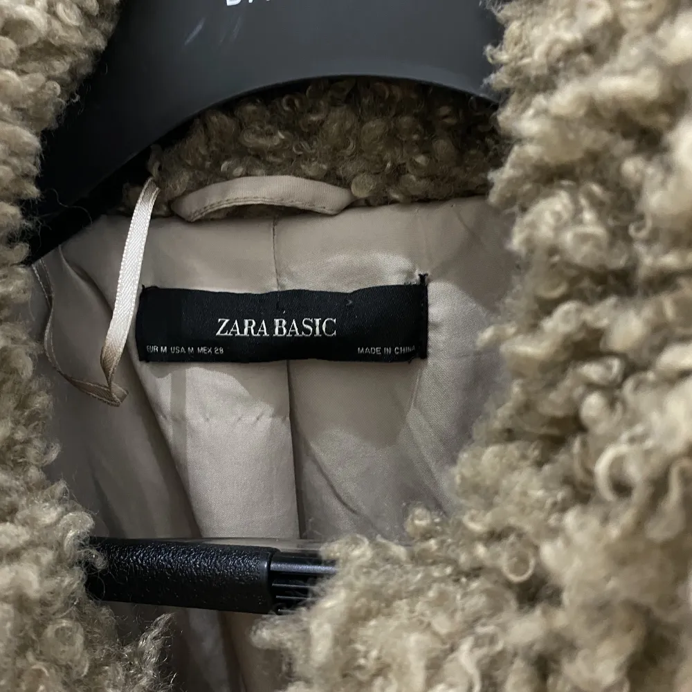 Super snygg och trendig ull / pälsjacka från Zara 🫶 Köpt i vintage butik, ej äkta päls 🧚🏻‍♀️. Jackor.
