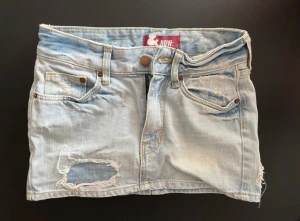 Lågmidjad jeanskjol - Superfin till sommaren! Säljer då den har blivit för liten för mig💖