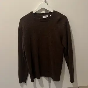 Stickat brun weekday tröja i storlek L från 2022.  Nypris 500kr
