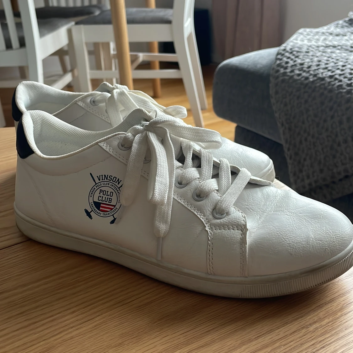 Vita skor med marinblåa detaljer