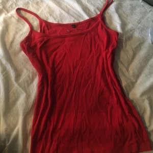 Rött linne - Jättegulligt rött linne från my basic ❤️❤️💘💘💘 strl 36/38