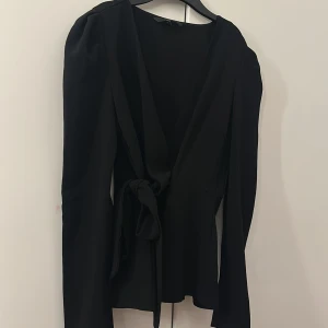 Crossover topp med knytband  - Fin crossover top med knytband i midjan, använd 2 ggr 