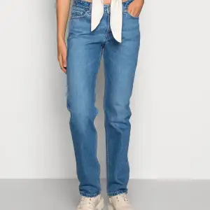 Säljer då dem inte kommer till användning. De är Low waist.Det är Levis jeans. Modellen heter ”LOW PITCH STRAGHT”.De har små hål vid fickorna men jag har strukit på lappar som gör att det inte syns. Köpte dessa på jeansbolaget för 1200 säljer för 520