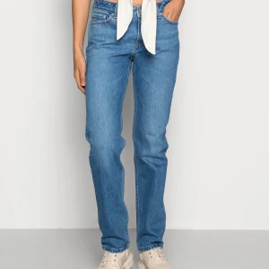 Levis jeans. - Säljer då dem inte kommer till användning. De är Low waist.Det är Levis jeans. Modellen heter ”LOW PITCH STRAGHT”.De har små hål vid fickorna men jag har strukit på lappar som gör att det inte syns. Köpte dessa på jeansbolaget för 1200 säljer för 520
