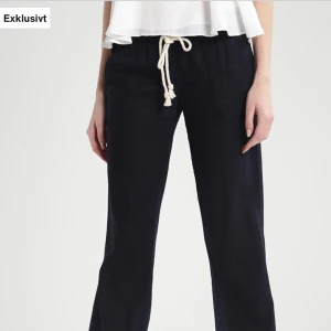 Roxy linnebyxor  - Säljer mina fina Roxy linnebyxor i super skick. De har ”gått upp” på smörerna som man ser på bild men ingar man stör sig på eller syns när man har de på sig :) bara att höra av dig för fler bilder :) 