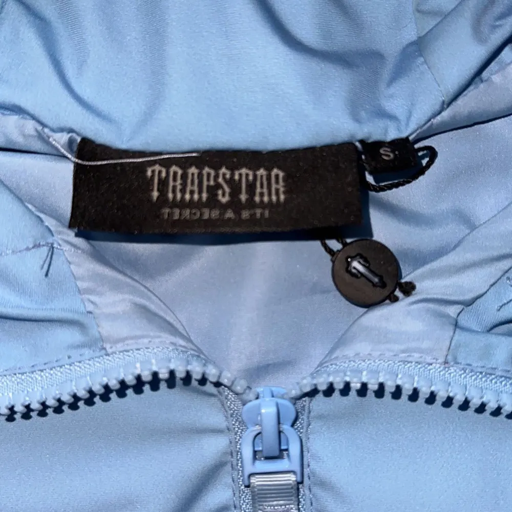 Trapstar windbreaker  Bara för 1300  storlek S men kan passa till XS  Kommer med taggar och allt . Jackor.