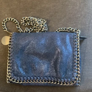 Stella mccartney liknade väska  - Använd fåtal gånger färgen är bål med glitter 💖 