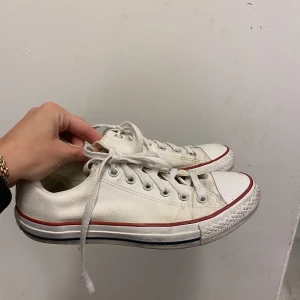 Vita converse - Vita converse i sådär skick, därav priset. Kan piffas upp med nya skosnören och en liten tvätt! Köparen står för frakt 🚚🫶🏻