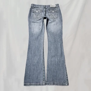 Jeans - Midja: 81 innerben:84 Jeans med detaljerade bakfickor.Uppskattar till ca en 38 (använd mått).Stora på mig så håller upp mycket på bild, kan därav eventuellt se lite mer bootcut ut. Smått nötta vid ex linning, fickor, fotändar men överlag mycket fint skick