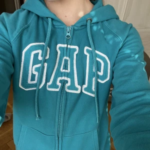 Gap Zip Up - Säljer blå zip up ifrån GAP i storlek XS. Sparsamt andvänt, köparen står för frakt!💕