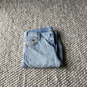 Weekday Barrel Jeans  - Säljer nu mina gammla Weekday Jeans! Riktigt bra skick och välvårdat använt! Pris kan förhandlas vid snabb affär!