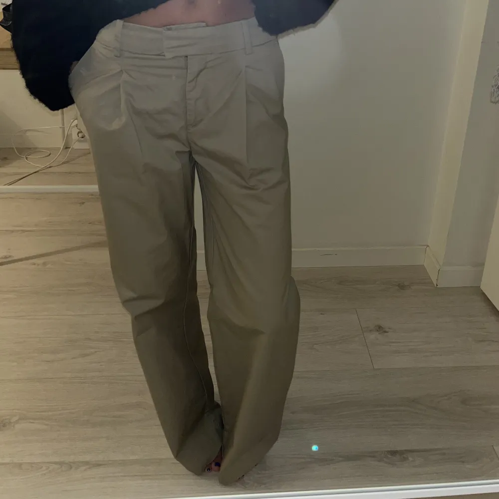 Säljer dessa fina beige kostymbyxorna i chinos material. Dem är använda fåtal gånger så mycket bra skick! Hör av er vid frågor eller fler bilder ❤️‍🔥🫶🏻. Jeans & Byxor.