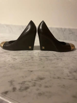 Platå från Chanel - Chanel i svart med guldtå.  Mycket bra skick. 