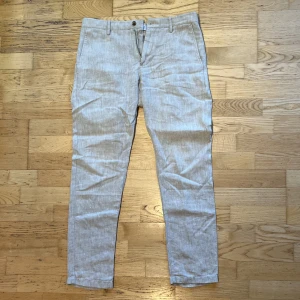 NN07 linnebyxor - Hej, säljer nu mina sköna NN07 linnebyxor i 100% linne i storleken 31/32. Nypris är 1400 kr. De är använda ett fåtal gånger och är i nyskick. Hör av dig vid funderingar, pris kan diskuteras