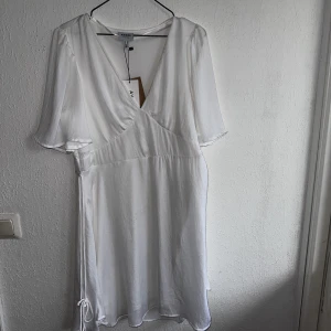 Vit klänning  - Aldrig använd, inköpt på Vero Moda
