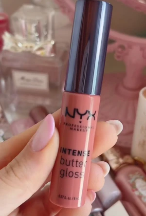 Nyx produkter - Bara öppnade då jag trodde jag skulle använda dem mer än va jag gjorde🤧 Nyx lip gloset för 60kr(orginal typ 94) Nyx ink linern för 100(orginal 160) Nyx pudret för 100( orginal 169)