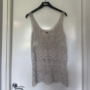 Blus - Söt Blus/linne i st 36 jätte fin men inte min stil tyvärr. Beige/vit