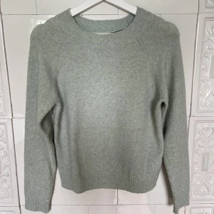 Stickad tröja - Ljusgrön supermjuk stickad tröja från Vero Moda. Näst intill oanvänd. 
