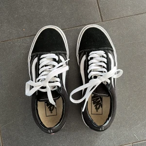 Vans skor - Tja! Säljer ett par Vans skor som är nästan oanvända och det finns inget fel på dem så de är i bra skick. Nypris 800kr. Och säljer för 200kr. Skriv vid minsta fundering.
