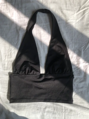 Y2k topp - Söt y2k topp med öppen rygg och band runt nacken. Storlek XS men stretchig så passar också S