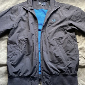 Fred Perry tunn jacka - En riktigt fin fred Perry jacka i storlek S väldigt lite använd 
