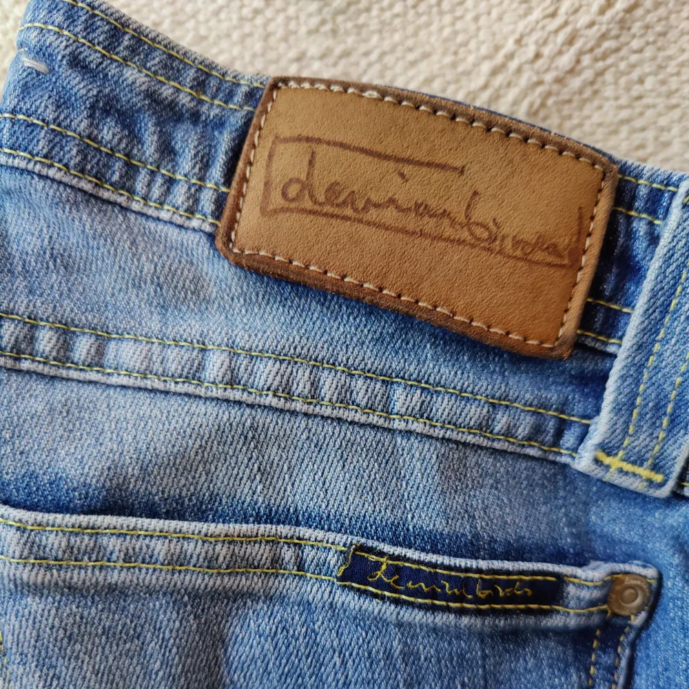 Lågmidjade bootcut jeans av märket DENIMBIRDS från tidigt 2000-tal, i perfekt skick 💞 Insida ben: 78 cm/ Gren: 17,5 cm/ Midja: 70 cm. Jeans & Byxor.
