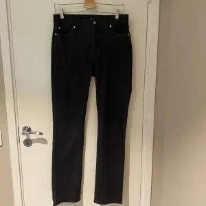 Säljer ett par mörkblåa nästan svarta jeans som har små diamanter som detaljer och som knappar! Försmå för mig nu dock