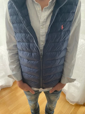 Ralph Lauren Väst - Nypris är 3199 ”Priset kan diskuteras vid snabb affär. Sparsamt använd inga flaws. Passar mig perfekt som är 180! Köparen står för frakt