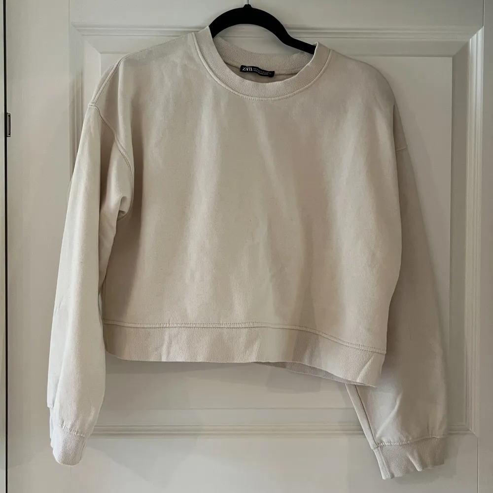 En beige croppad tröja från Zara i storlek S.. Tröjor & Koftor.
