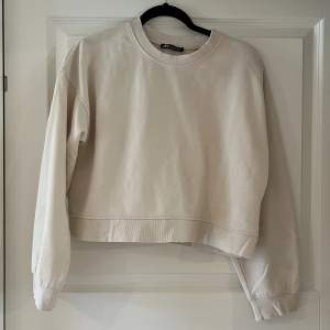 En beige croppad tröja från Zara i storlek S.