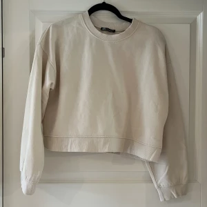 Beige croppad tröja - En beige croppad tröja från Zara i storlek S.