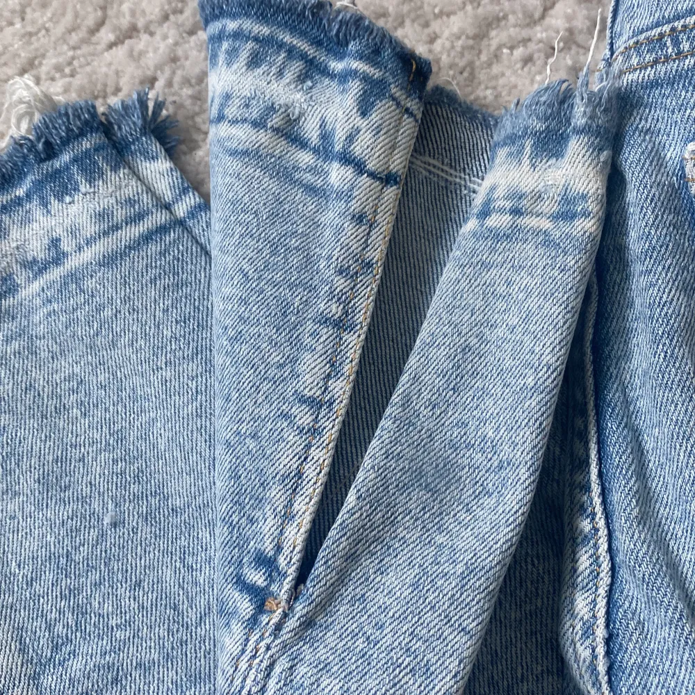 Säljer dessa söta jeans från Young Gina i barnstorlek. Bra skick. Jeansen har en slits nere på benen💕. Jeans & Byxor.