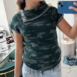 Stickad T-shirt!  - Så snygg stickad t-shirts med snygga detaljer med nitar!!