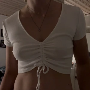 Topp med snörning  - Två toppar med snöre som drar åt toppen. V-ringade. Den ljusblåa är i storlek L🩵 Och den vita är i storlek L🤍 75kr styck 