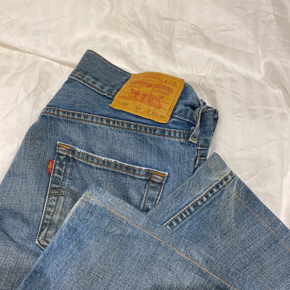 Ett par lågmidjade levis jeans i modellen eve cut 557. De är i storlek 30/34 men passar mer 30/32 då de är upplagda hos en skräddare så att de passar mig som är 167 nästintill perfekt, lite för långa. Innerbenslängden är 78 cm och midjemåttet är 40 cm. Jeans & Byxor.