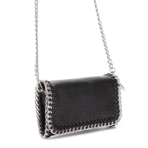 Handväska  - Handväska från Tiamo Pricilla. Den är svart i fejkskinn med en silvrig kedja. Knappt använd. Nypris 449kr. Säljer för 250kr 💕