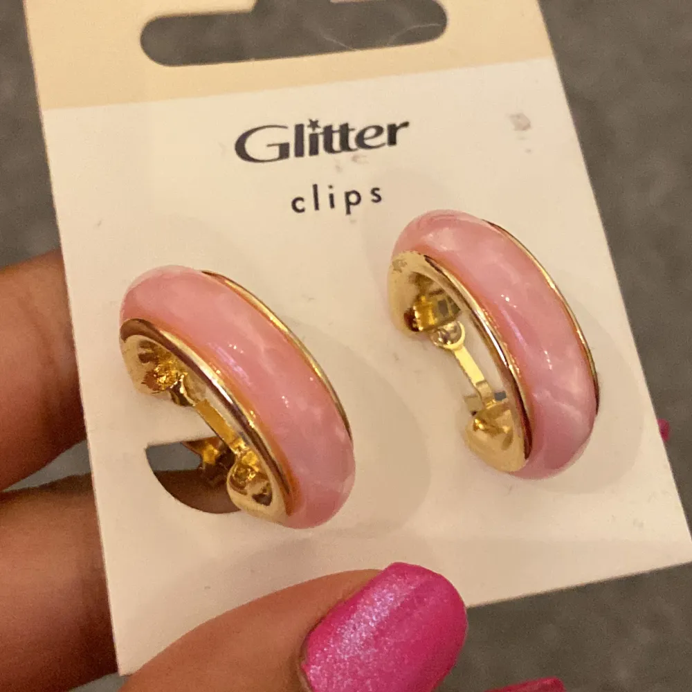 Rosa örhängen clips som man sätter på örat. Inköpt i glitter med originalpriset 129, jag säljer för 40kr!. De är inte använda och därmed i nyskick. Kontakta vid frågor!🩷. Accessoarer.