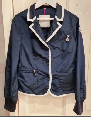 Moncler Giacca Fod Jacket stl 152 - Moncler Giacca Fod Jacket stl 152. Fin Monclerjacka i kavajutförande. Mörkblå med vita kanter. Mycket bra skick! 