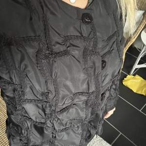 Säljer nu min jacka jag köpt second hand, vet inte storlek men är en perfekt detalj då den är unik