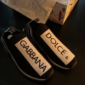 Dolce & Gabbana  - Säljer mina D&G sneakers som jag fått i present. De är i nyskick endast använda en gång. Passar tyvärr inte. Nypris 5499 kr, kvitto finns