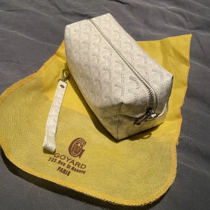 Goyard necessär  - Säljer min goyard necessär i toppskick🙌🏽, helt ny och oanvänd, alla tillbehör hänger med + dustbag😊skriv för mer info och bilder😁Öppen för prisförslag 🙌🏽!