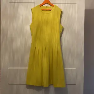 Jättefin gul klänning i bra skick! Köpte på loppis, har använt ett fåtal gånger! 