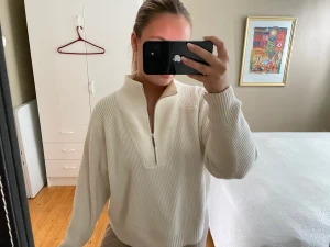 Stickad tröja mango - Jättehärlig bit stickad tröja med dragkedja från mango!! Knappt använd så den är i nyskick!! Såå mysig till hösten🥰🤩