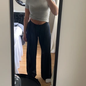 Kostymbyxor  - Bik bok kostymbyxor med dragkedja på sidan, storlek 36 men passar mig som har 38🩷