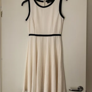 Klänning  - Söt och klassisk klänning från Vila i strl S. Aldrig använt. 