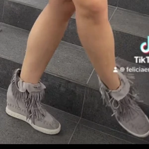 Fransskor - Fina Fransskor med kilklack köpta på Plick 💗 säljer eftersom dom var lite stora på mig  Kan också byta mot skor med kilklack i strl 39