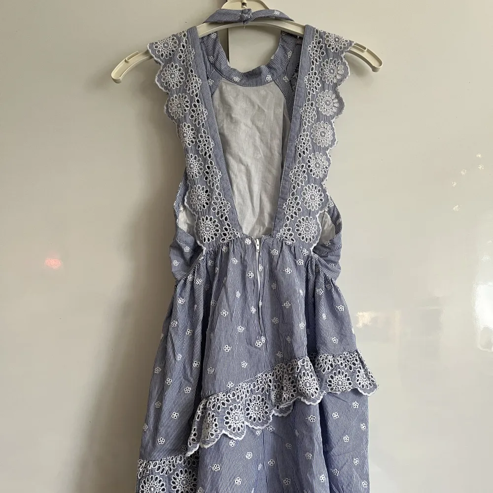 En superfin blåvit randig klänning med volanger och vit brodyr från H&M i strl 38!💓. Klänningar.