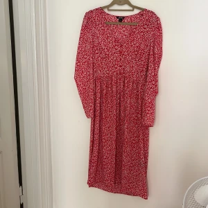 Mönstrad klänning - Fin klänning från Monki! Liten slits framtill.
