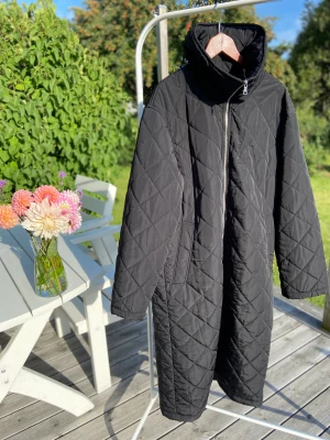 Svart kappa, M - Svart lätt vadderad kappa i M, från Lindex. Obetydligt använd. 