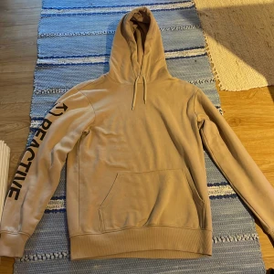 Hoodie  - En beige hoodie som jag knappt använt sitter bra och är super skön men eftersom att den inte kommer till användning så säljer jag den 
